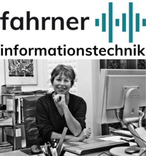 Logo mit Christine Fahrner am Schreibtisch